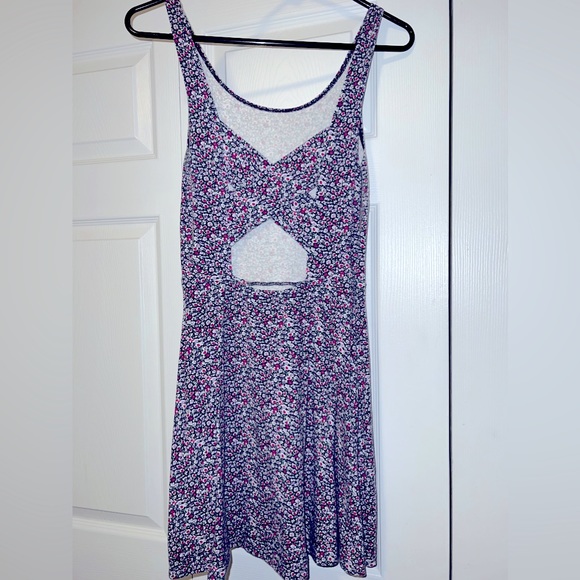 ADORABLE sun dress with an open back and swoop neck line - Picture 2 of 2